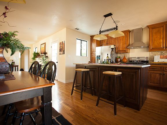 Kitchen/Dining (View2)