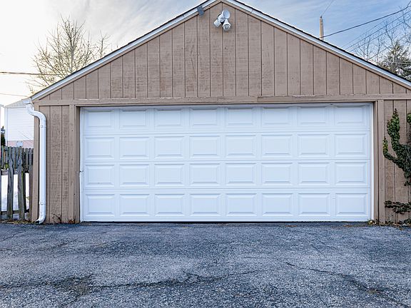 4th image of 10233 Saint Katherine Ln