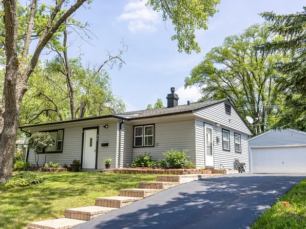 37 Pine St, Carpentersville, IL 60110