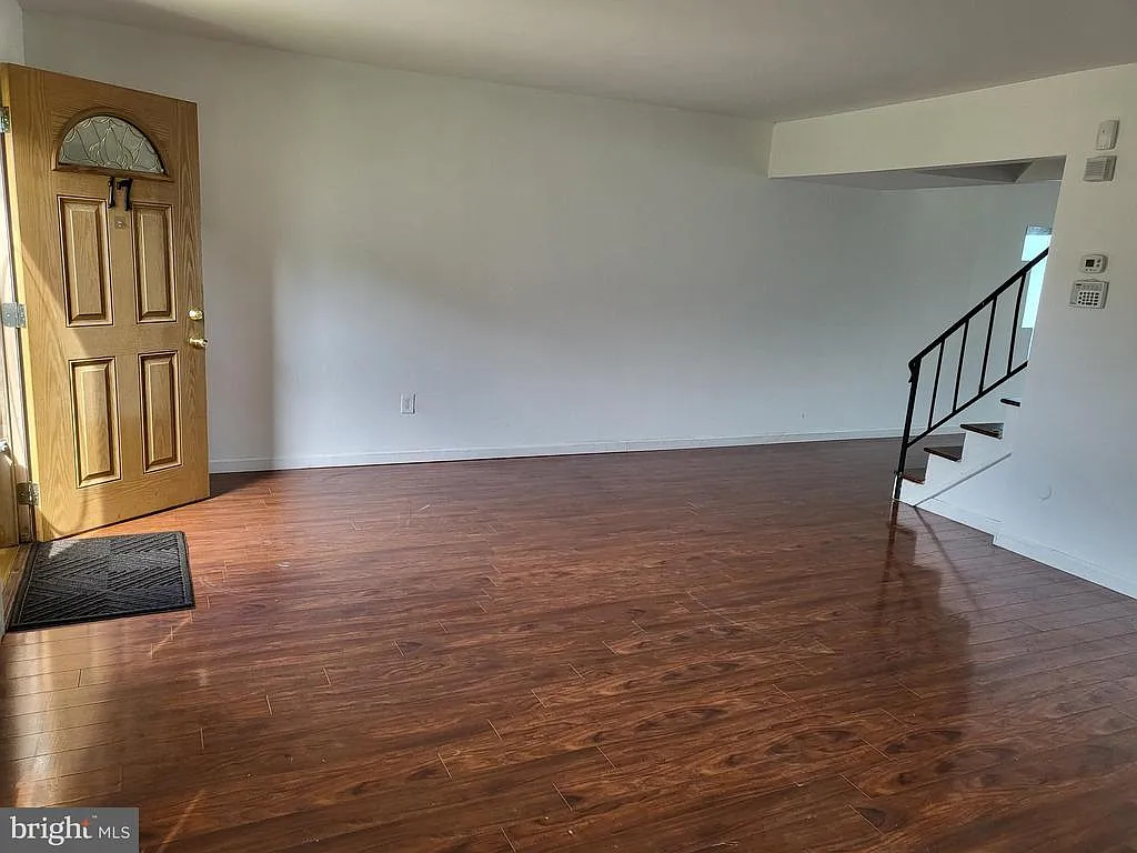 3 bed, 1.5 bath, 1430 sqft, $2,400 — Photo 2
