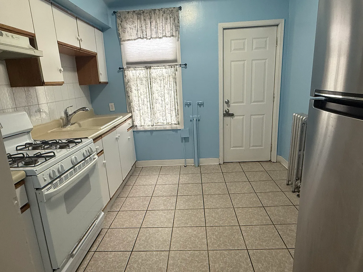 3 bed, $2,400 — Photo 3