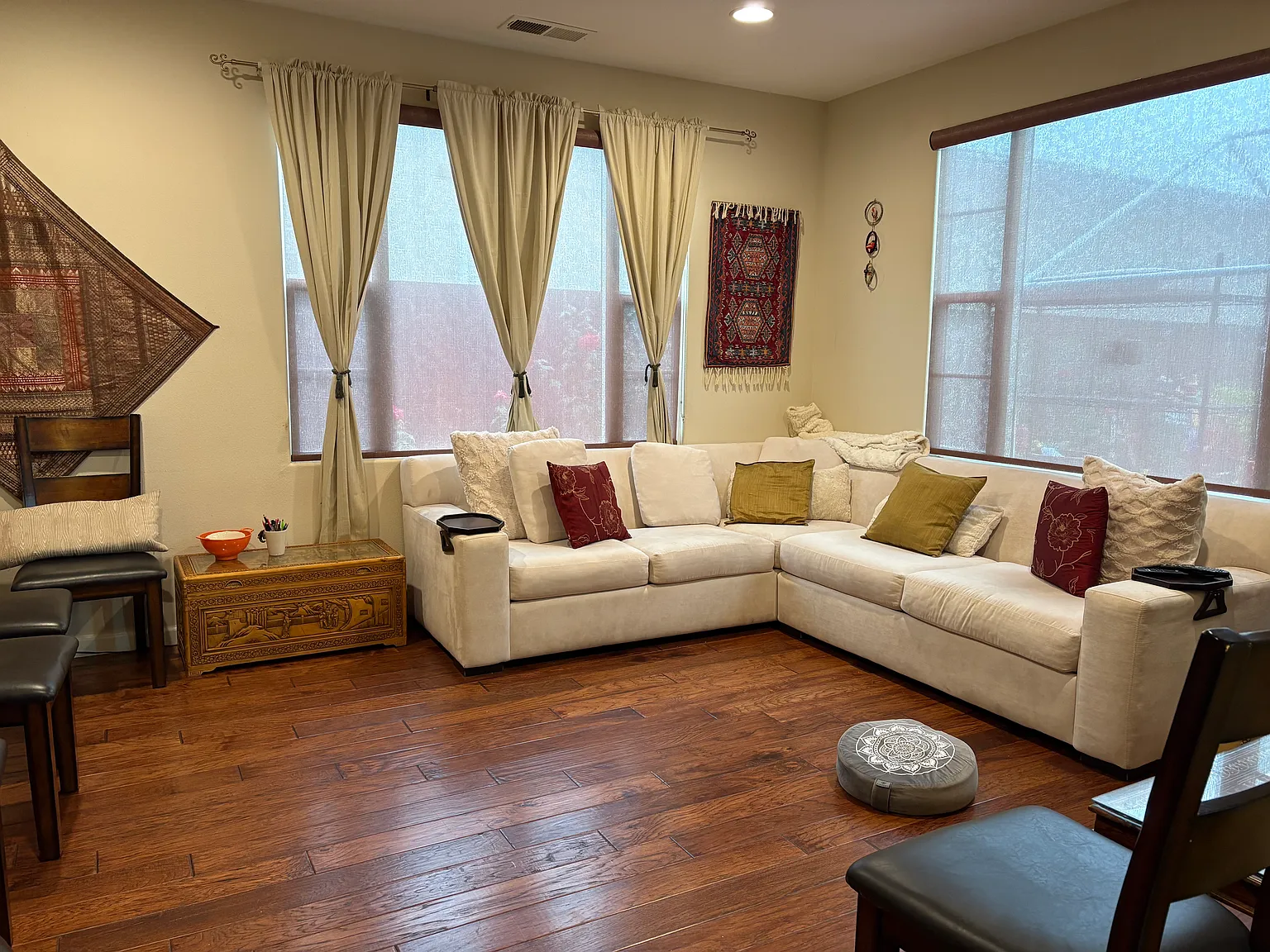 4 bed, 2700 sqft, $2,000 — Photo 2