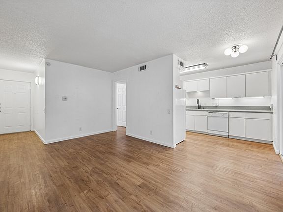 5th image of 1218 Baylor St APT 102