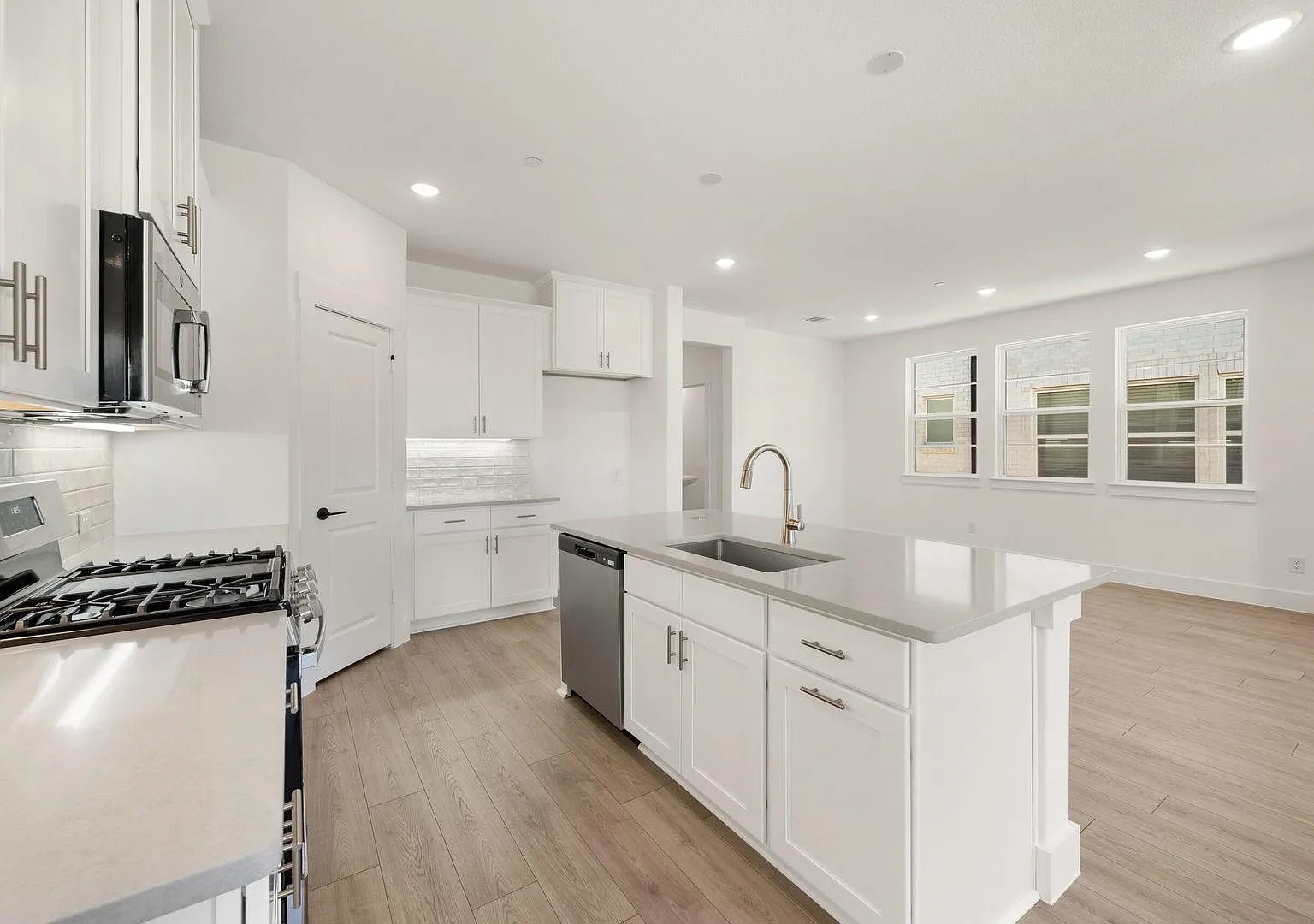 3 bed, 2249 sqft, $3,100 — Photo 4
