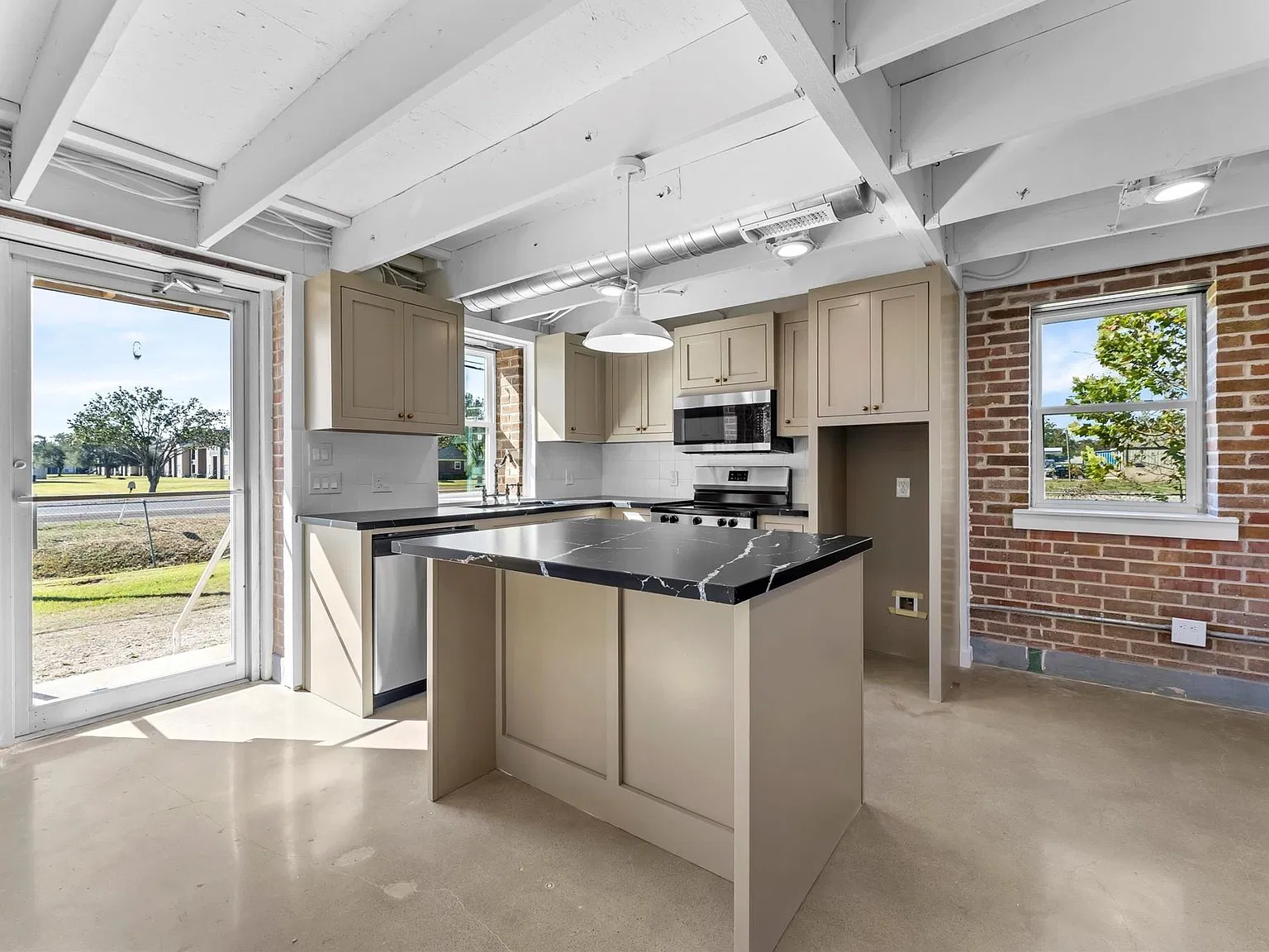 2 bed, 1.5 bath, 968 sqft, $1,350 — Photo 4