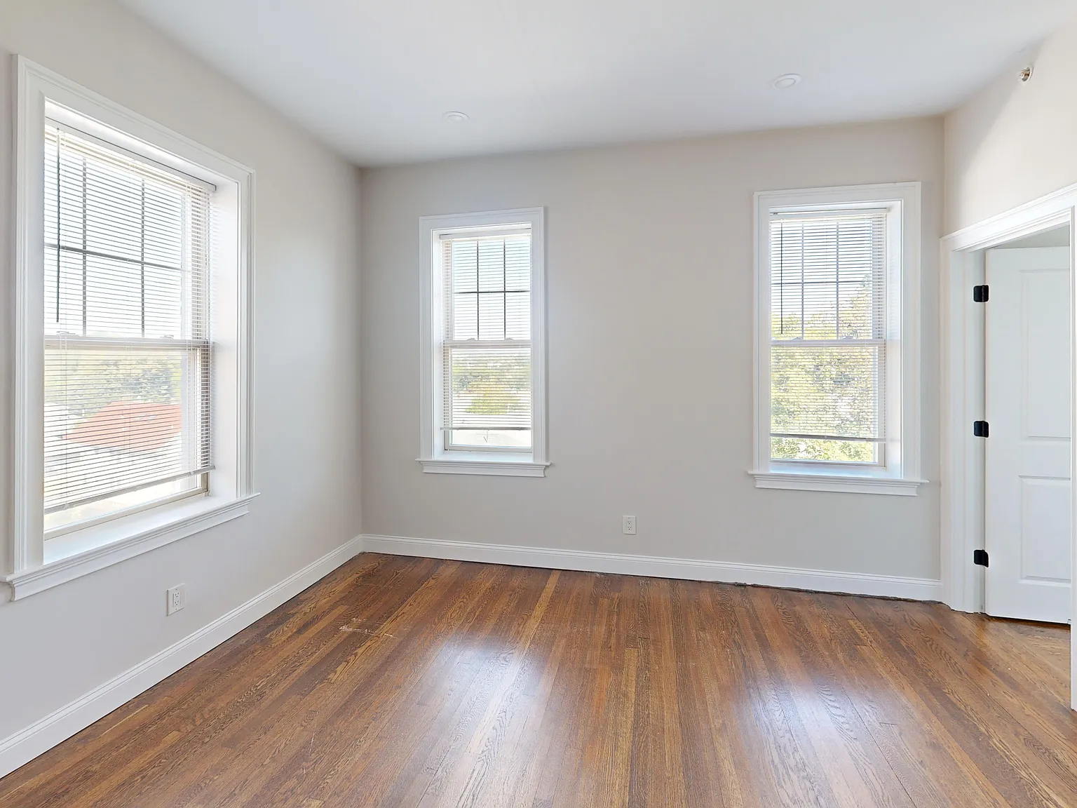 2 bed, 950 sqft, $3,595 — Photo 1