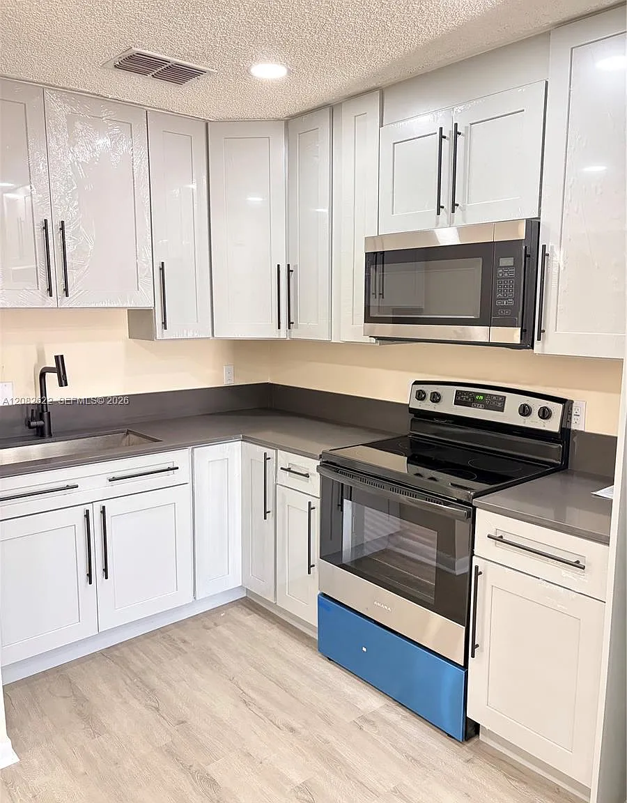 2 bed, 2.0 bath, 1000 sqft, $1,750 — Photo 3