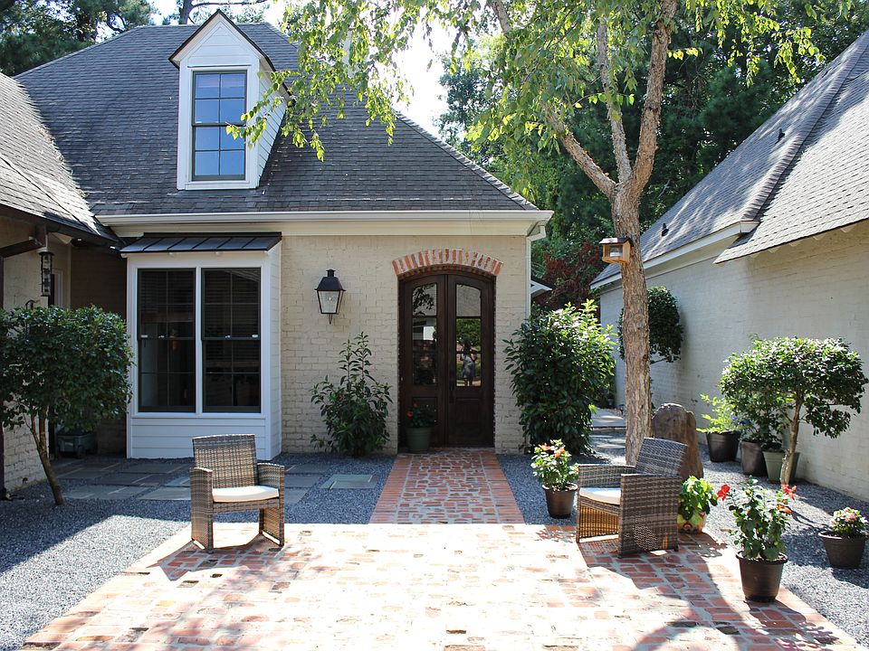 Courtyard/Front entrance
