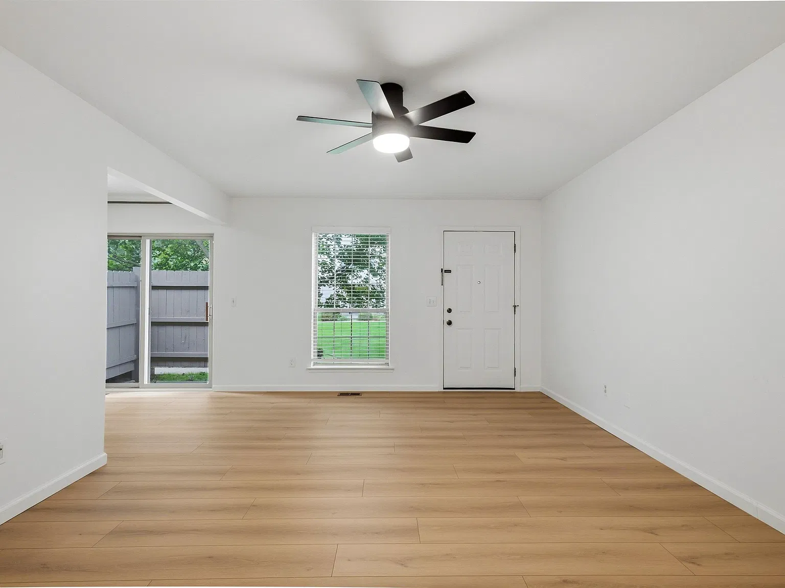 2 bed, 1.5 bath, 968 sqft, $2,200 — Photo 3