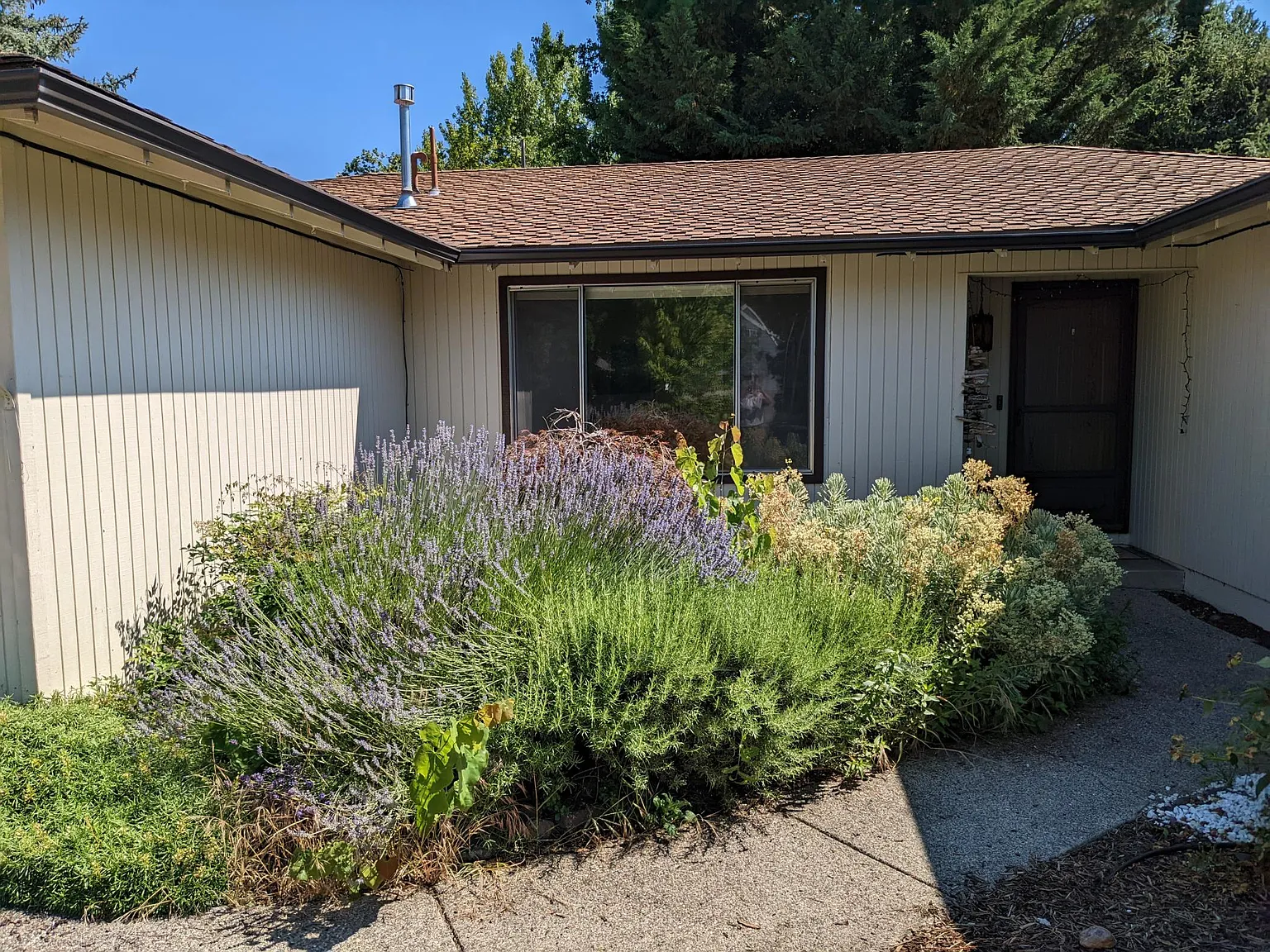 Cashmere Cir, Medford — Photo 2