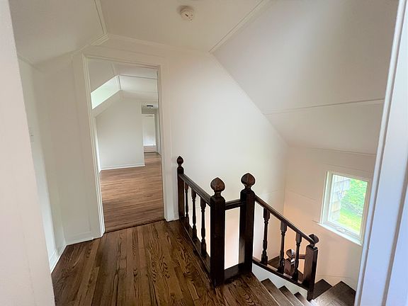 4th image of 10 Herb Rd