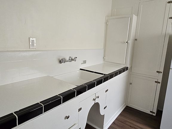 3rd image of 959 E Broadway #16