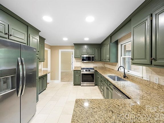 5th image of 813 Rothmoor Dr NE
