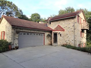 W292S5516 Holiday Point Dr, Waukesha, WI 53189