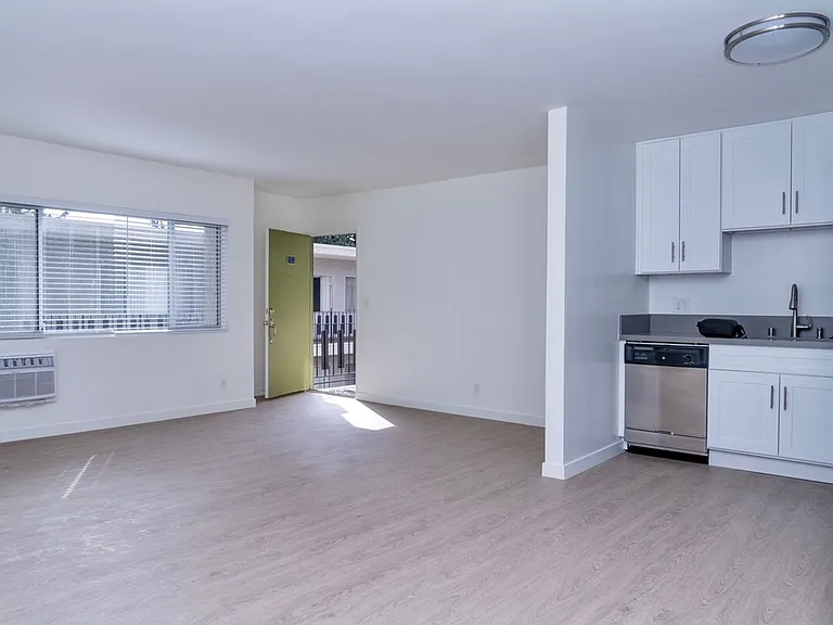 520 E Magnolia Blvd — Photo 6