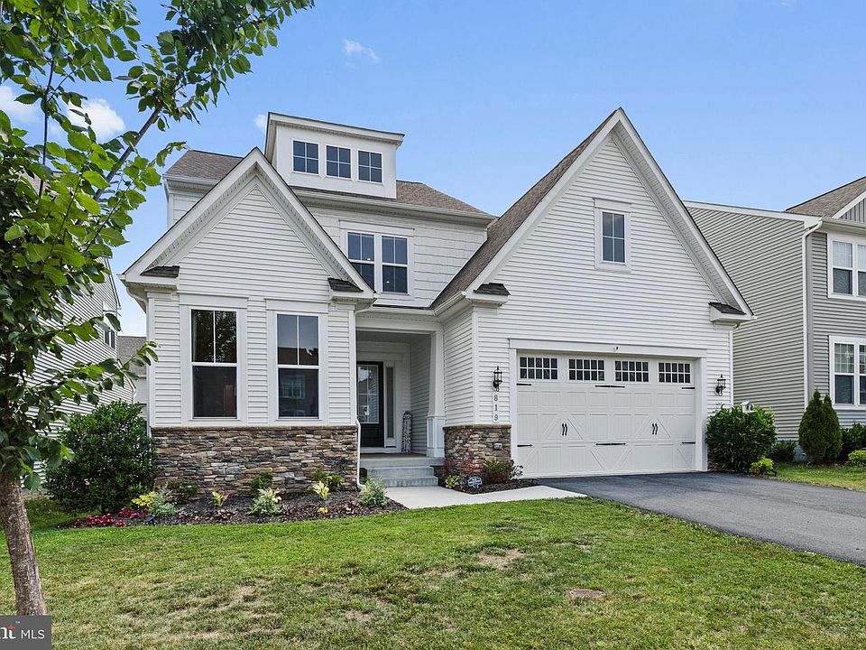1st image of 819 Banker Dr SW
