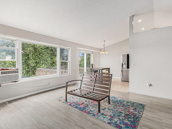 5th image of 2953 Sunrise Ave
