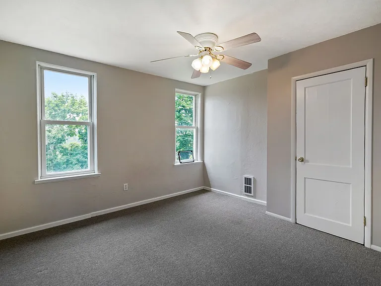 Convenient 2 Bedroom home in Mt. Washington available July 1! — Photo 4