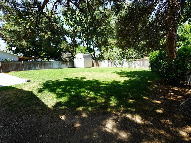 698 S Berwick Dr — Photo 32
