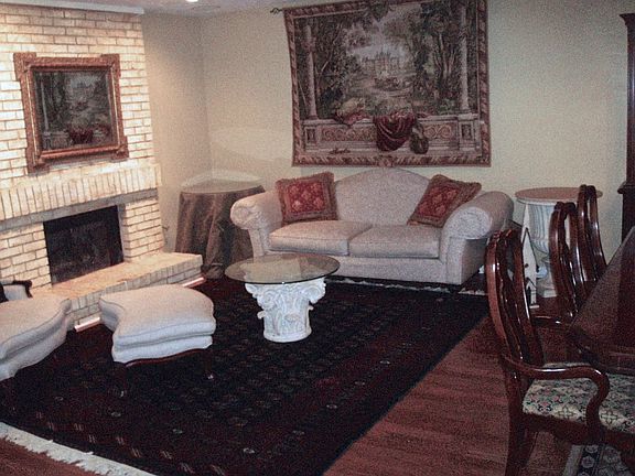 Living Room w FP (Gas Logs)