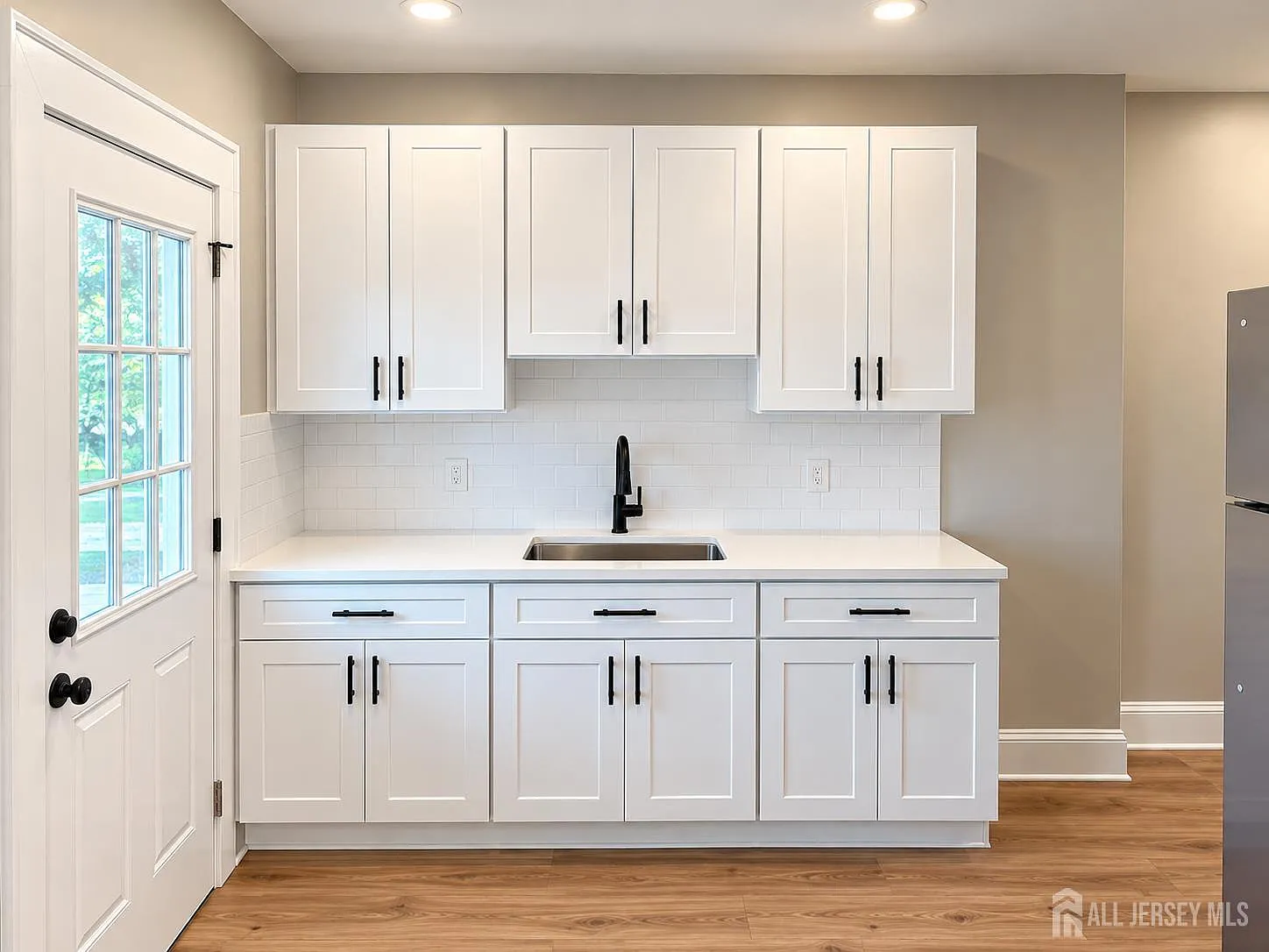 3 bed, 1.0 bath, 1050 sqft, $2,650 — Photo 3