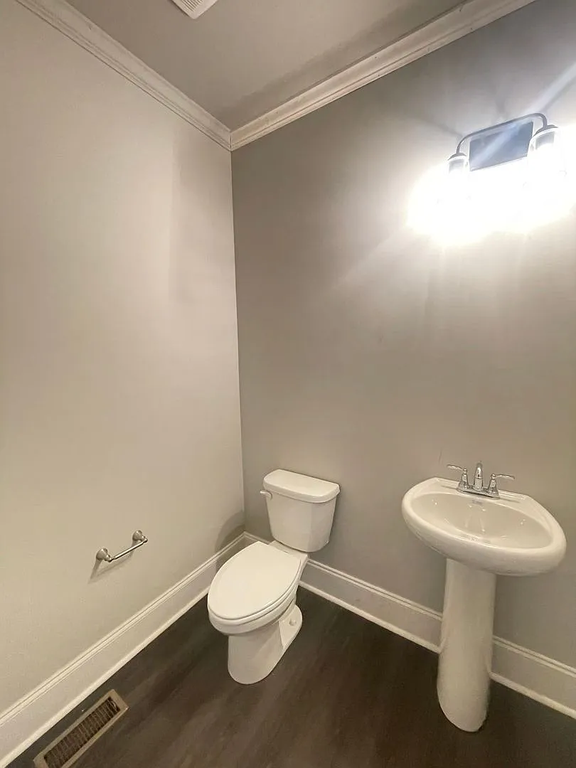 Five Bedroom Five Bath near UGA! — Photo 4