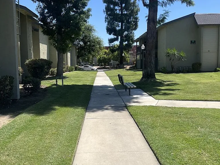 Raintree Garden Apartments — Photo 14