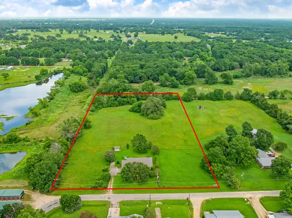 570 N Center St, Blossom, TX 75416
