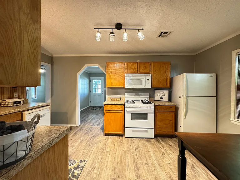 1240 E Walnut St — Photo 17