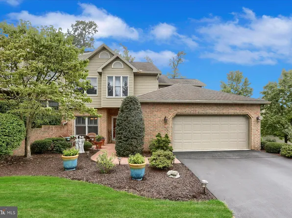 8 Crain Cir, Lemoyne, PA 17043