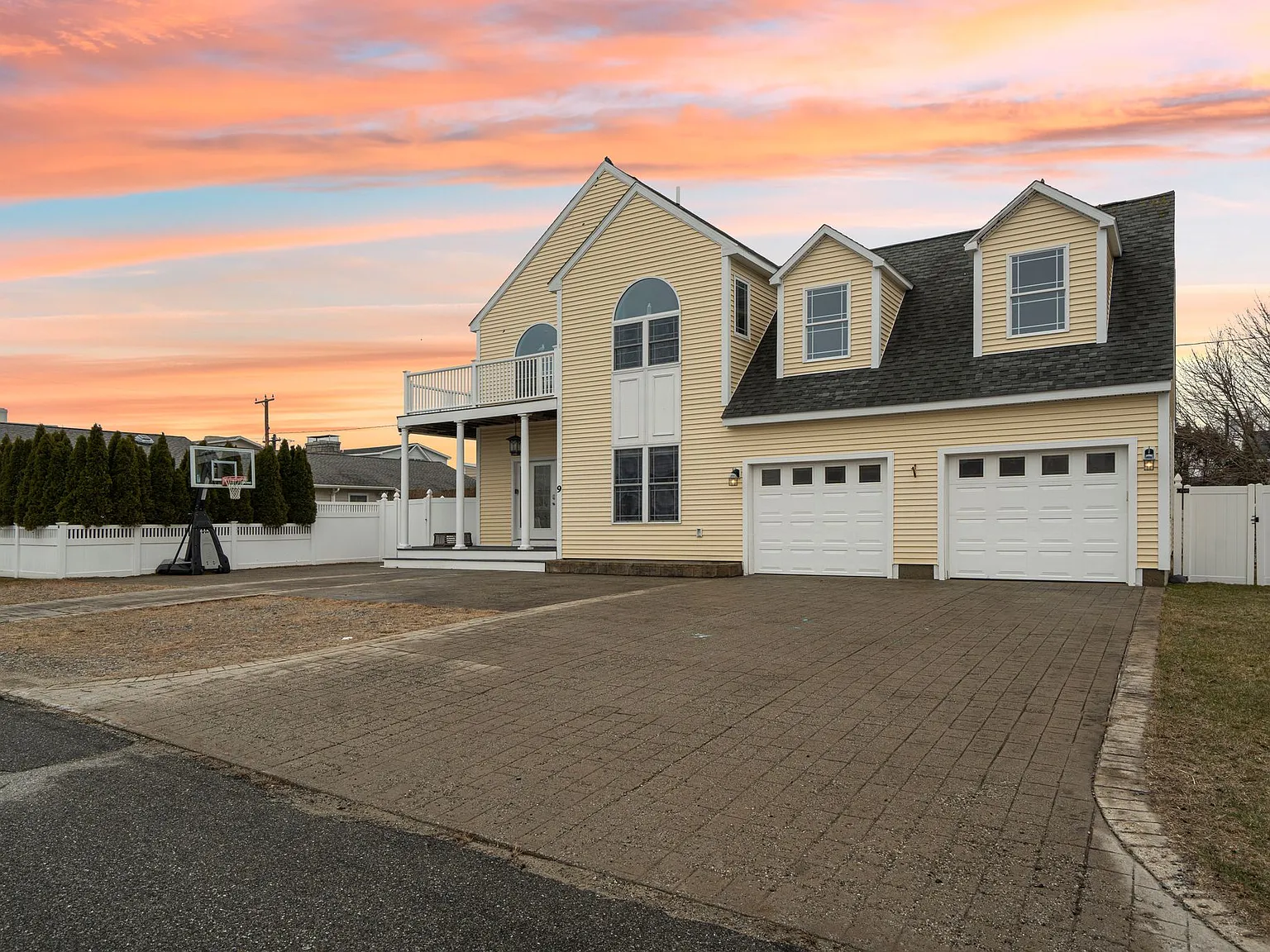4 bed, 2296 sqft, $4,950 — Photo 1
