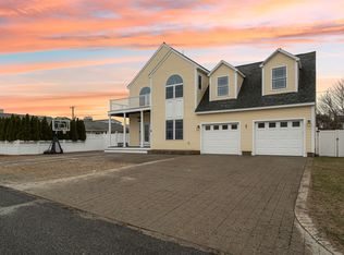 9 Lowell St, Seabrook, NH 03874