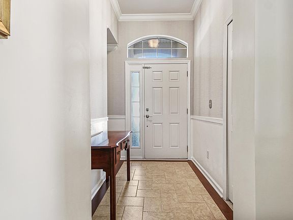 2nd image of 984 Oak Arbor Cir