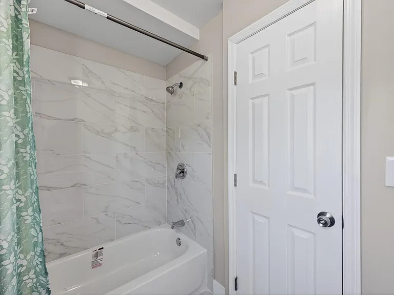 450 Williamsburg St — Photo 18
