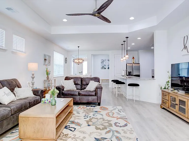 125 Parrot Ave — Photo 4