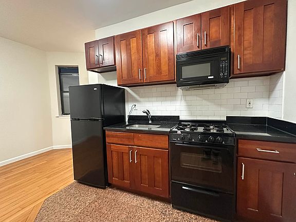 3rd image of 327 W 35th St APT 4R
