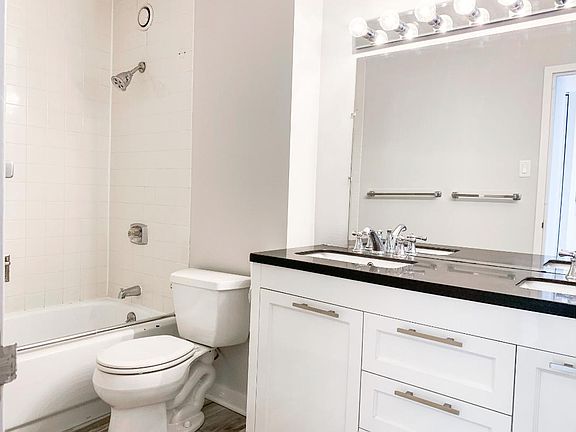 4th image of 211 E Ohio St APT 312