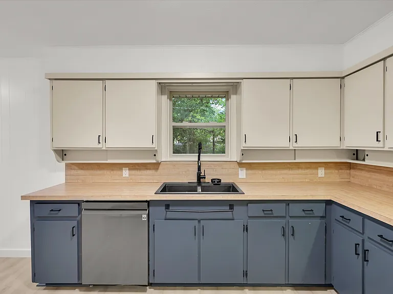 1127 Hillcrest St — Photo 11
