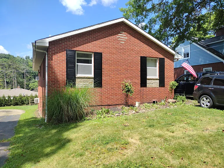 824 Arbor St — Photo 1