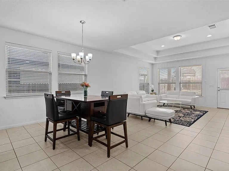 325 La Joya Pass — Photo 10