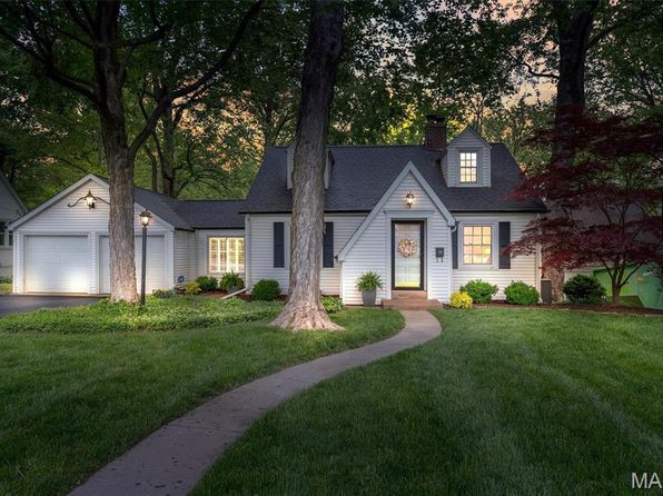 15 Woodland Ct, Belleville, IL 62226