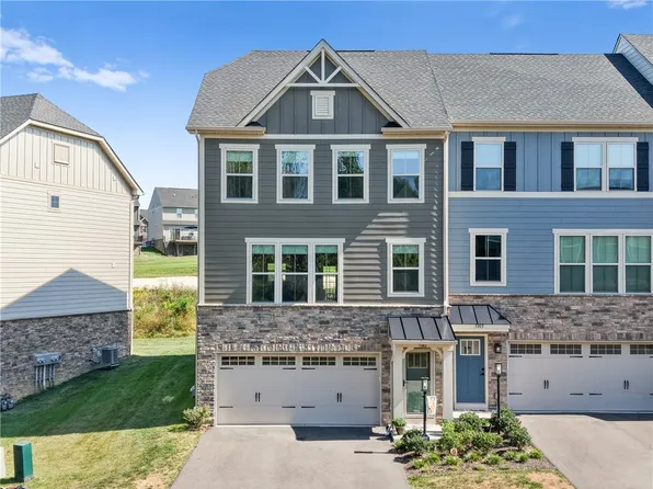 5001 Lampl Ln, Jeannette, PA 15644