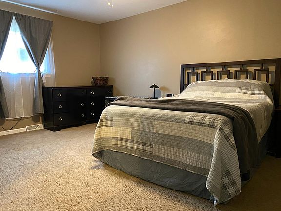 4th image of 2100 Meadowbrook Dr #B