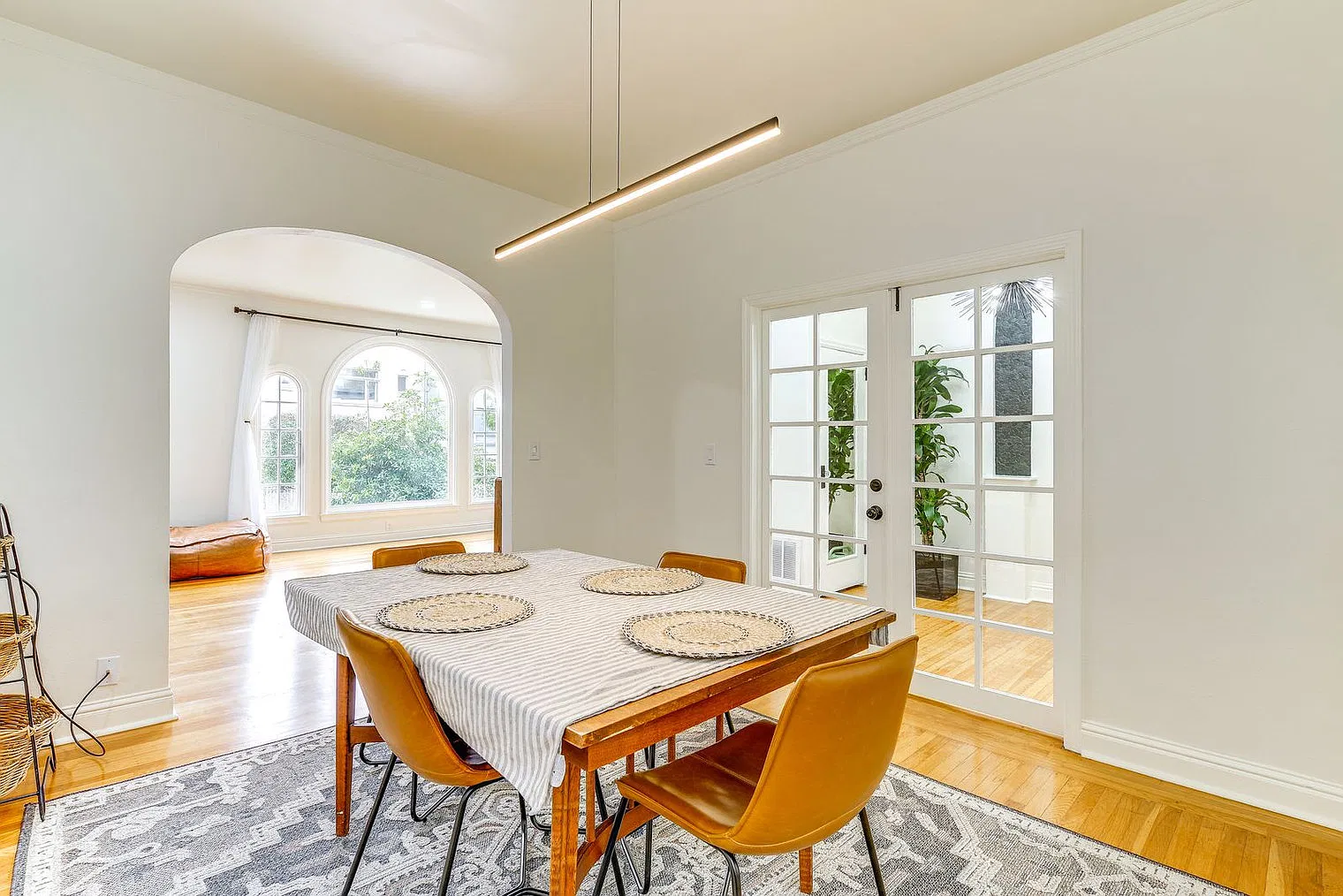 2 bed, 1.0 bath, 990 sqft, $7,644 — Photo 3