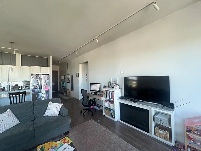 4421 N Clark St #303 — Photo 2