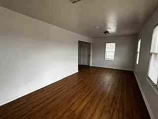 3 bed, 1.0 bath, 880 sqft, $1,000 — Photo 3