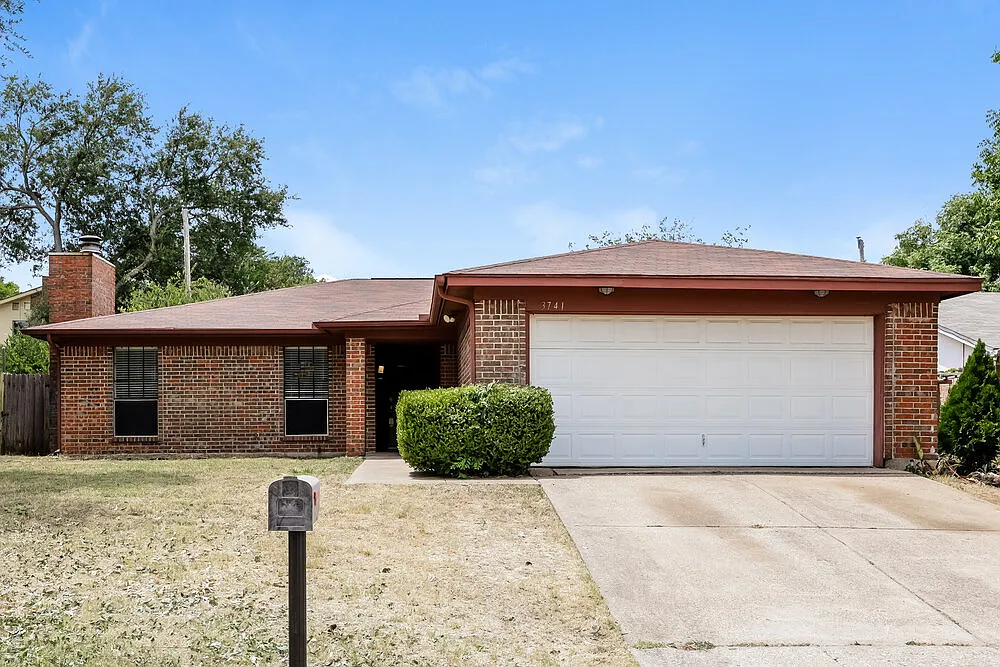 3 bed, 2.0 bath, 1518 sqft, $2,030 — Photo 1