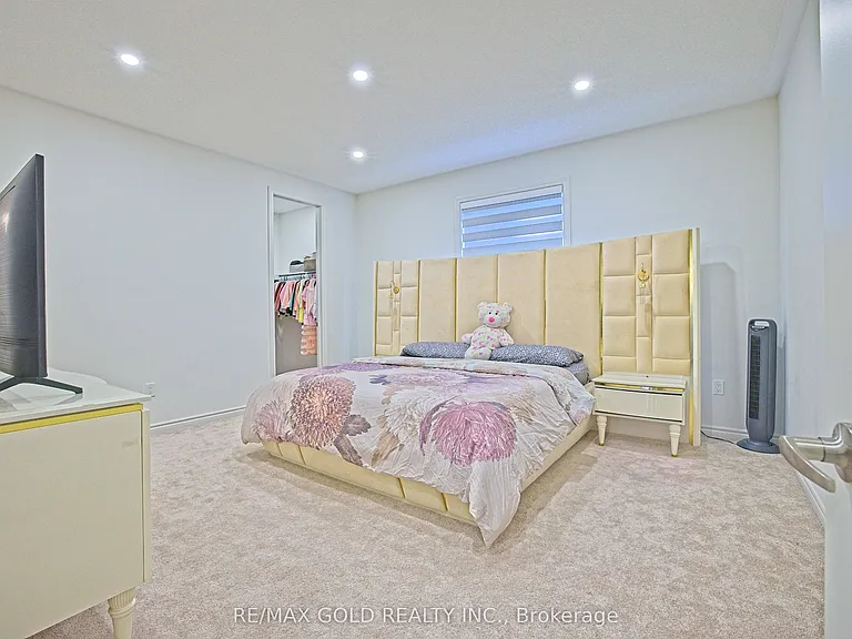 19 Marigold Blvd — Photo 41