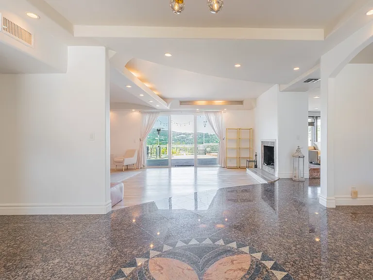4321 Clear Valley Dr — Photo 7