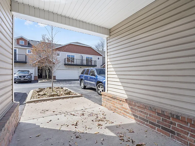 710 W Walnut St — Photo 3